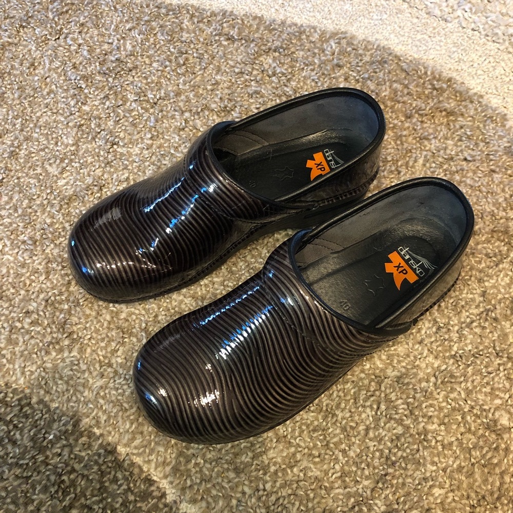 DANSKO BLK/GRAY STRIPED WORK PATENT LEATHER CLOGS
